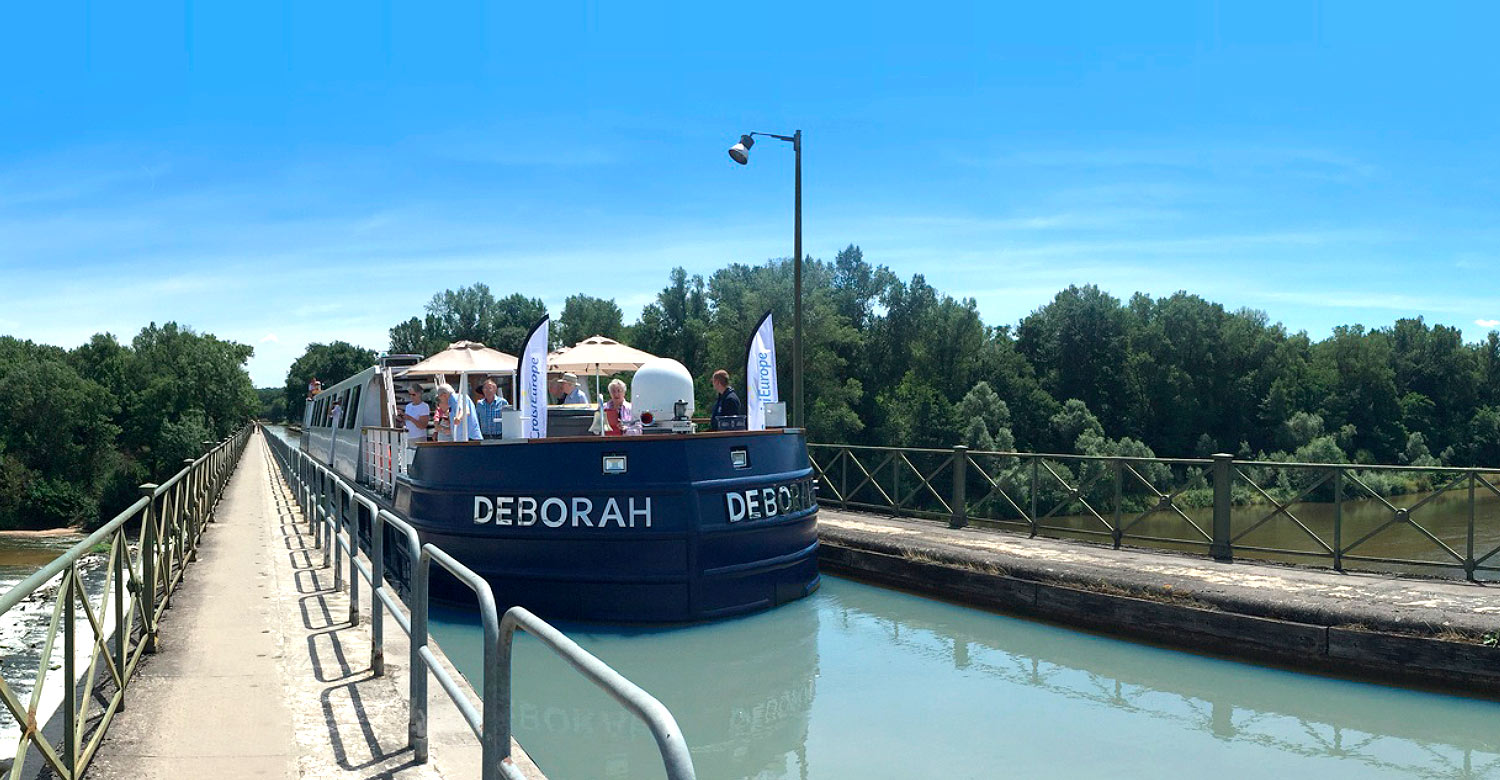 Barge Deborah cruises the Canal Lateral a la Loire.