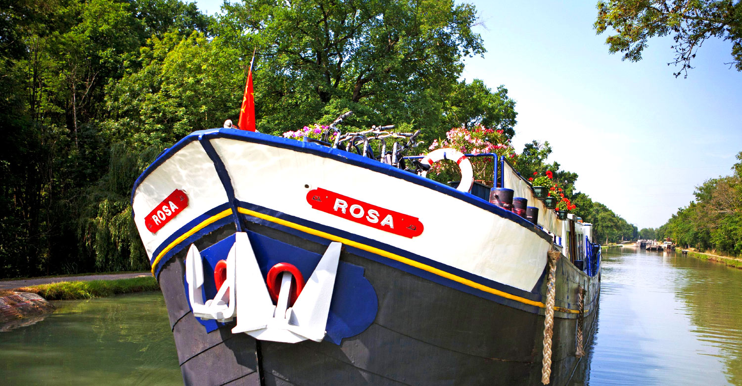 Hotel barge Rosa cruises along the beautiful Bordeaux region.