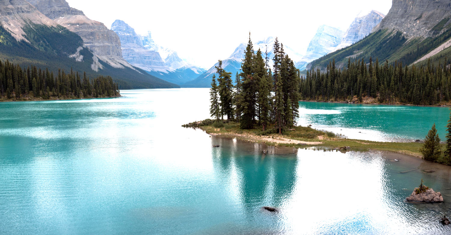 Get awestruck with the turquoise beauty of Jasper lake.