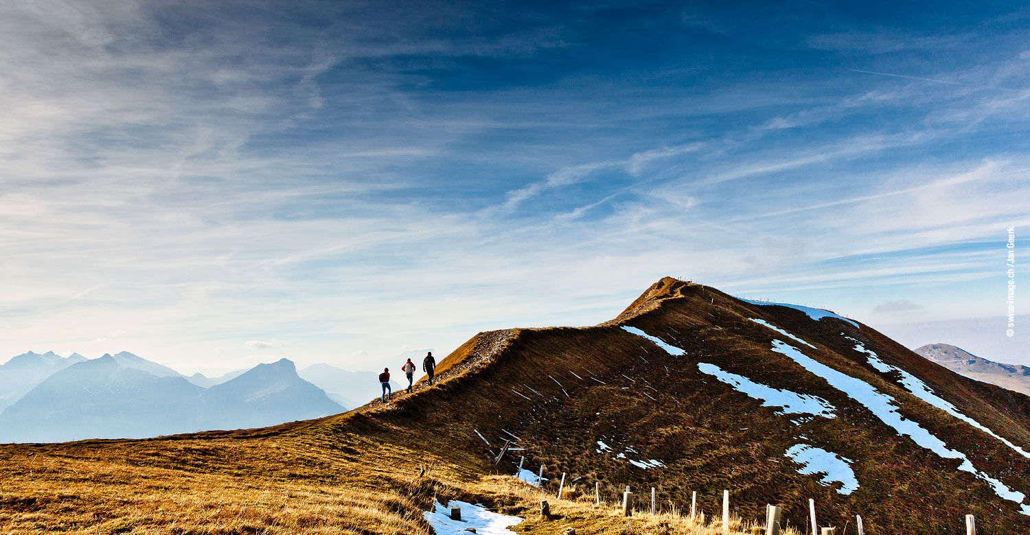 Enjoy ridge hiking in Stoos.