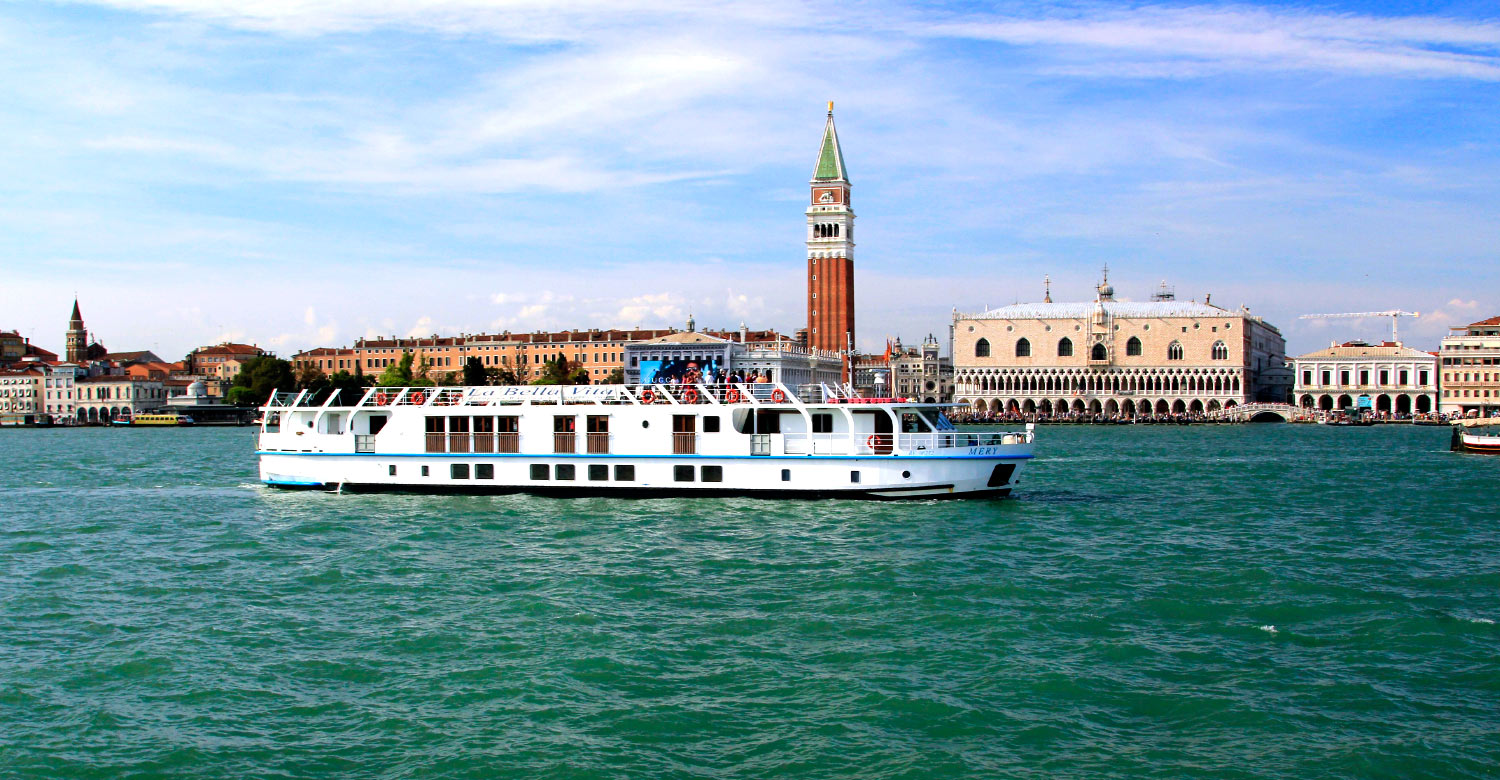 La Bella Vita cruising the Venetian lagoon.
