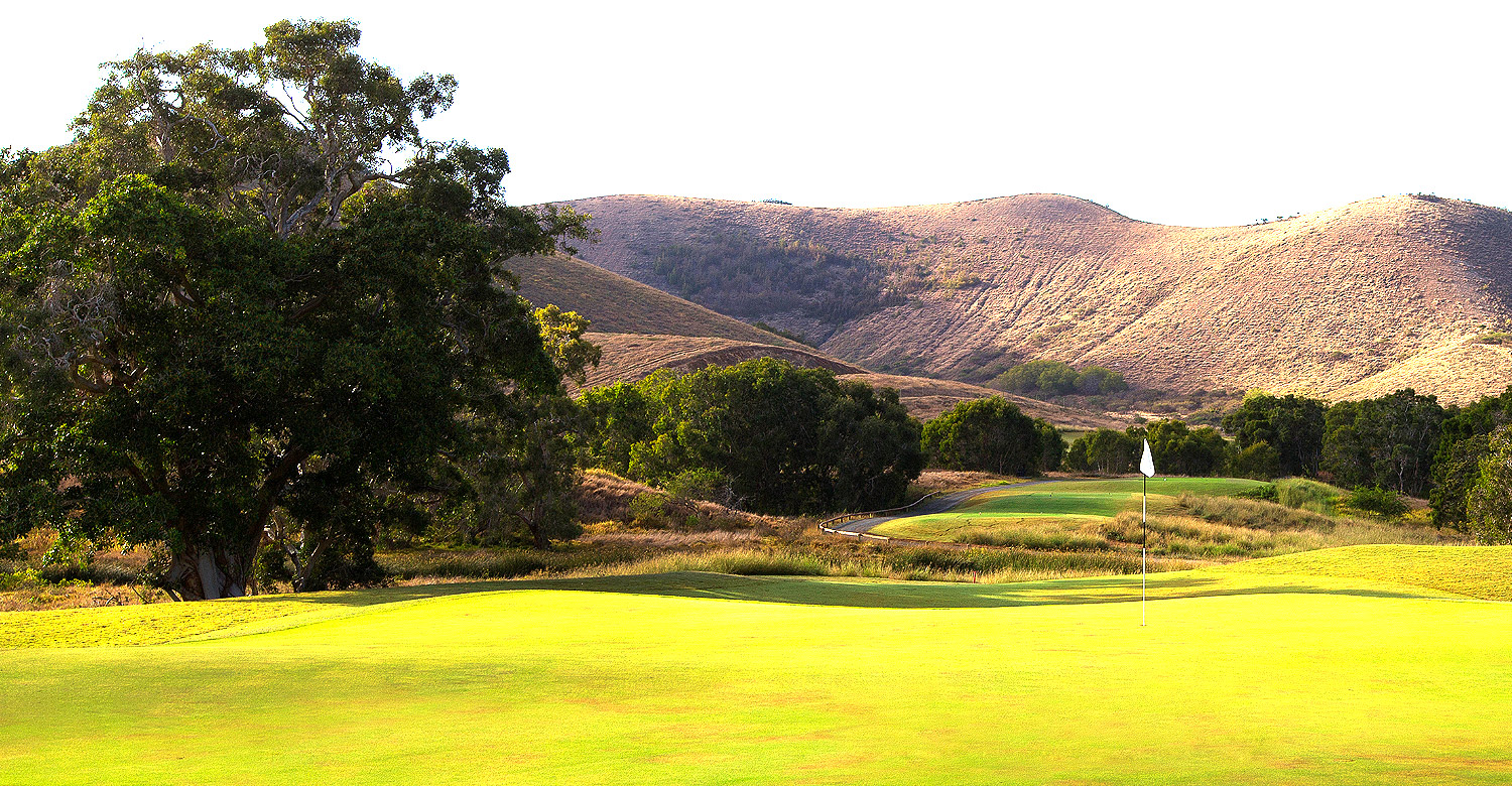 Practice your swing at the Exclusiv Golf Deva New Caledonia.