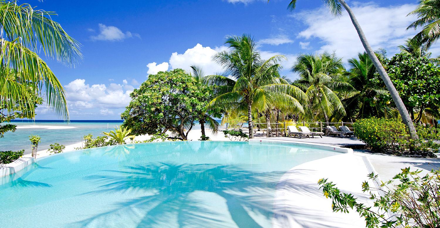 Tikehau pool surrounded by vegetation