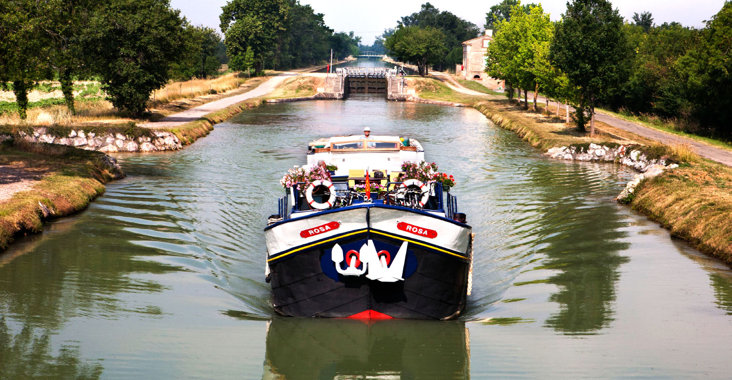 Hotel barge Rosa cruising the Bordeaux region.