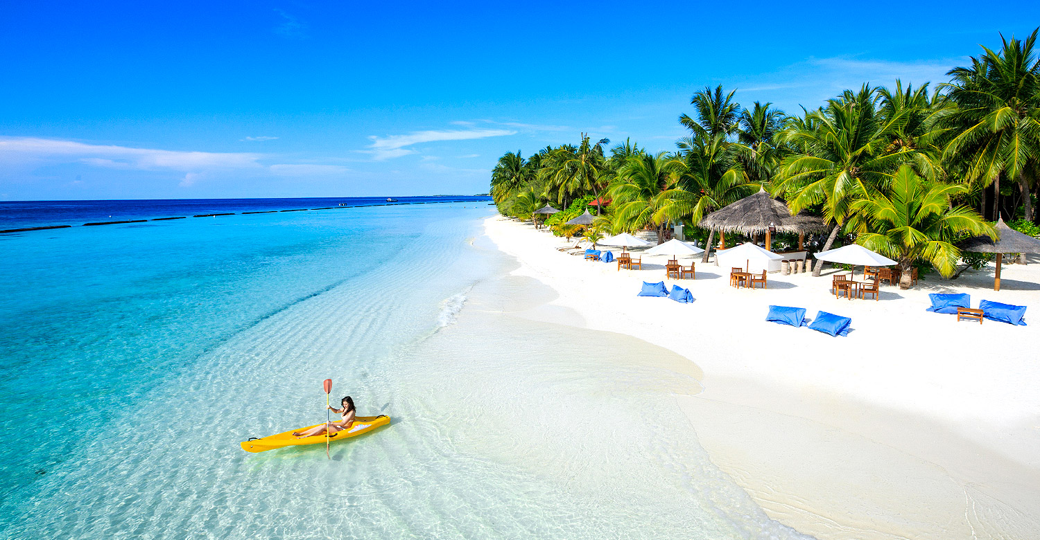 Beach and sandbar at Kurumba Maldives.