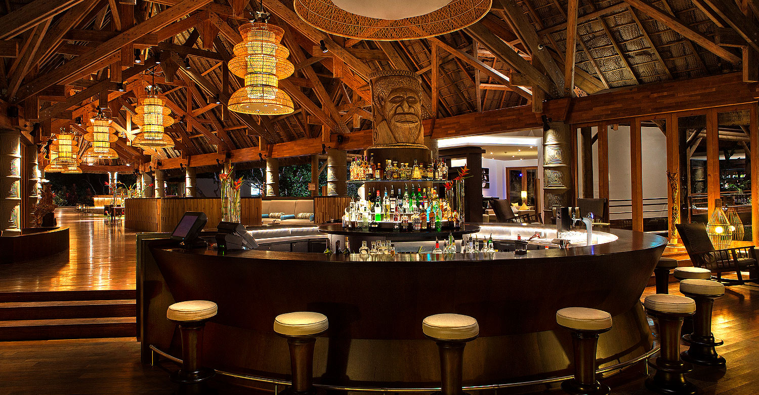 Night scene at Creek Bar in Sheraton New Caledonia.